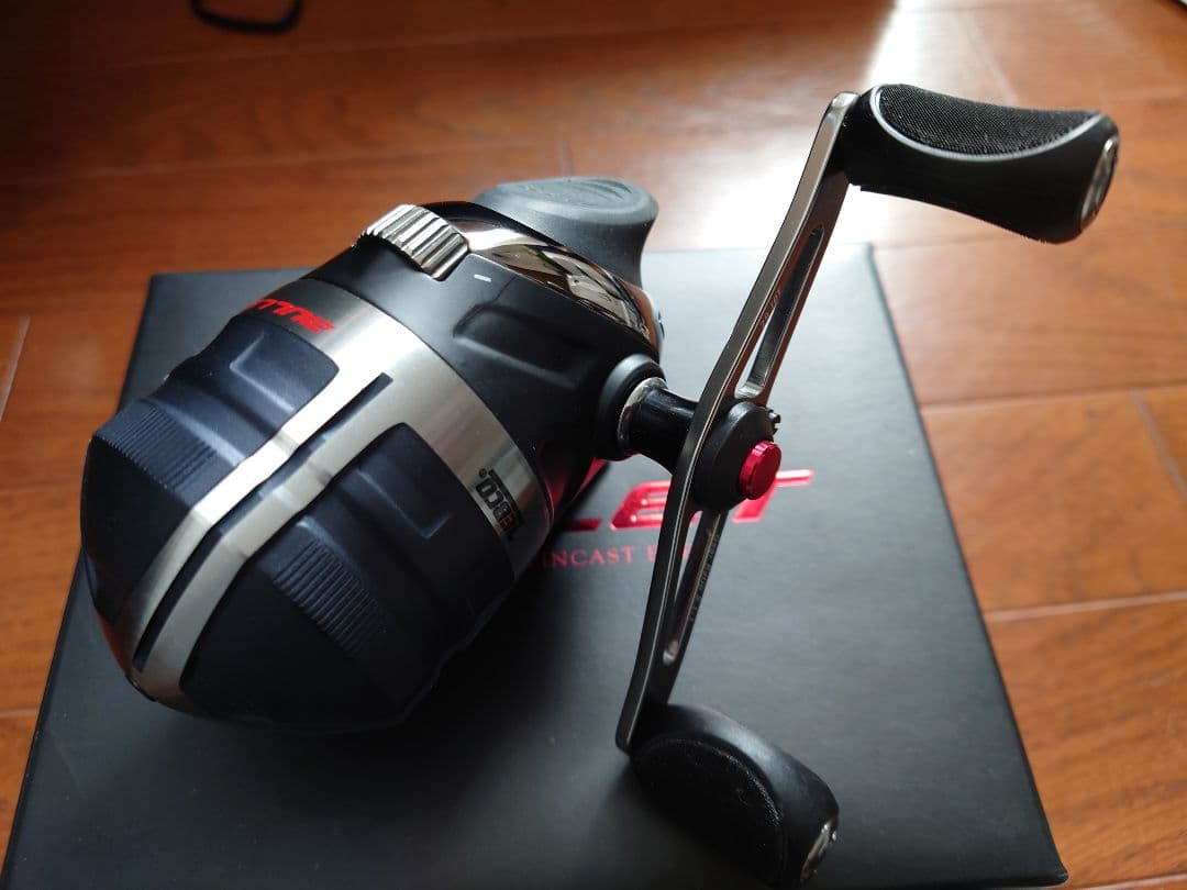 ゼブコ.バレット新品未使用品スピンキャストリール ZB3 HBC8、