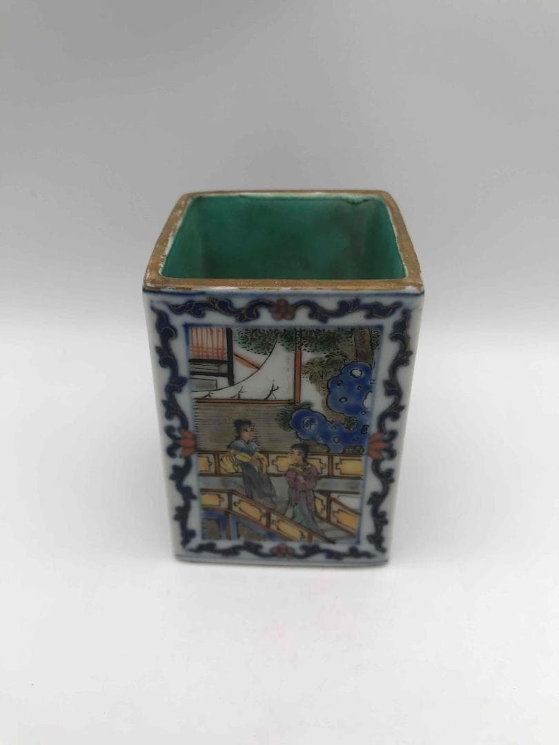 清乾隆時代　【大清乾隆年製】在銘　粉彩琺瑯彩松石緑釉人物文四方筆筒 (F-17)