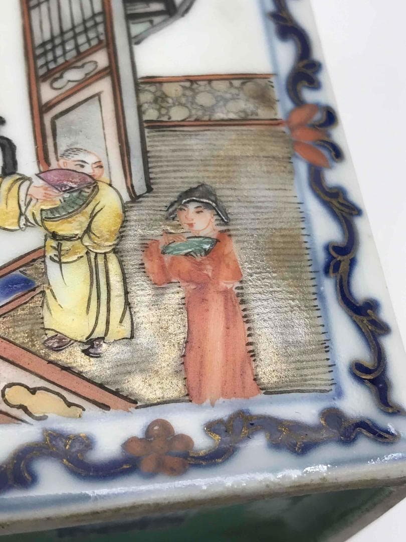 清乾隆時代　【大清乾隆年製】在銘　粉彩琺瑯彩松石緑釉人物文四方筆筒 (F-17)