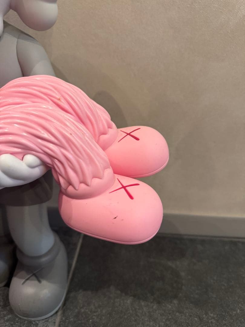 KAWS フィギュア グレー/ピンク