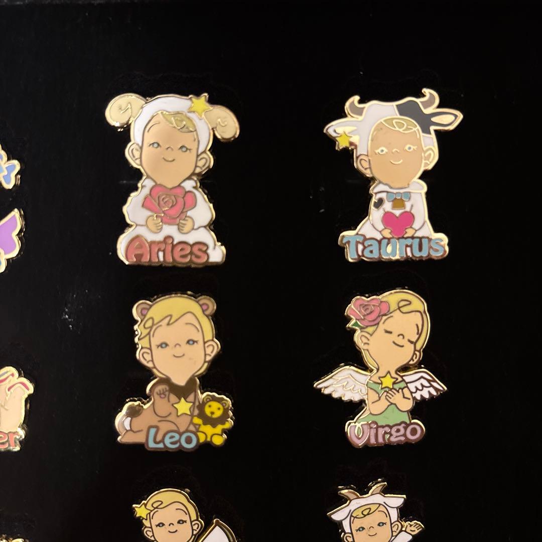 【希少】髙島屋シンガポールローズちゃん星座ピンバッジ（2023年） 30周年記念