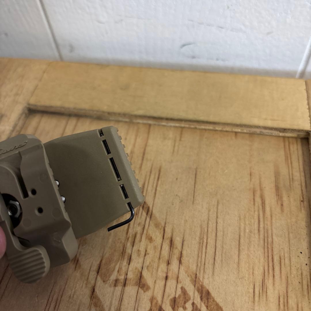 米軍　実物　SUREFIRE HELMET LIGHT HL1-A-TN