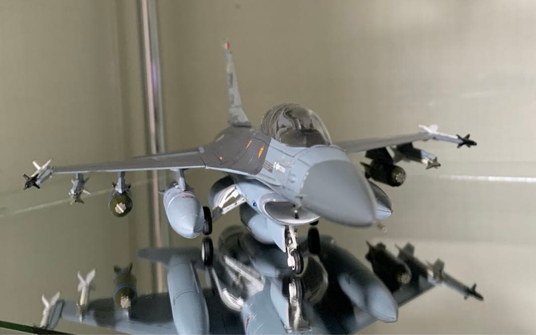 F-16B プラス　ファイティング　ファルコン　1/72