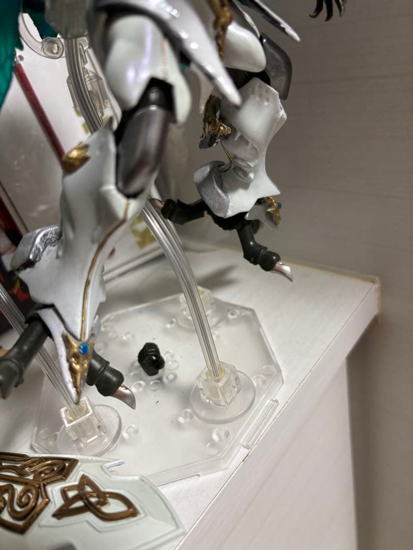 ロボットフィギュア ホワイト ゴールド