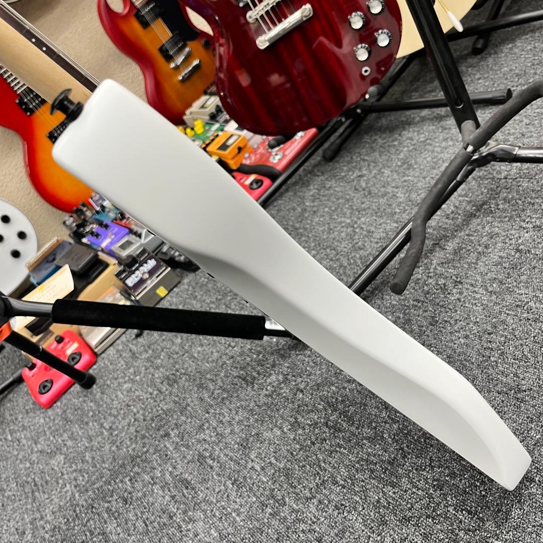 【11258】【新品】ヘッドレスギター 汎用ケース付き ホワイト