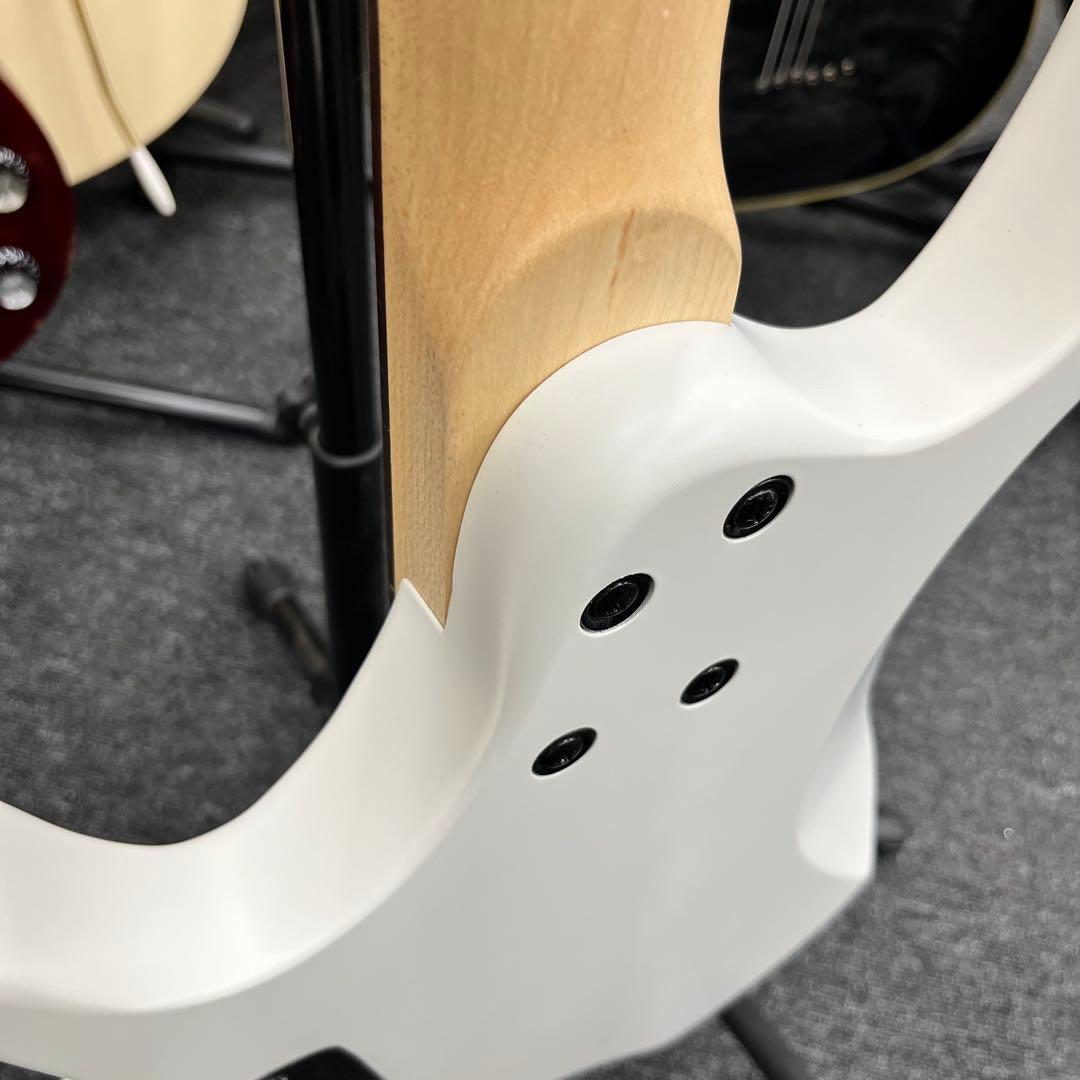 【11258】【新品】ヘッドレスギター 汎用ケース付き ホワイト