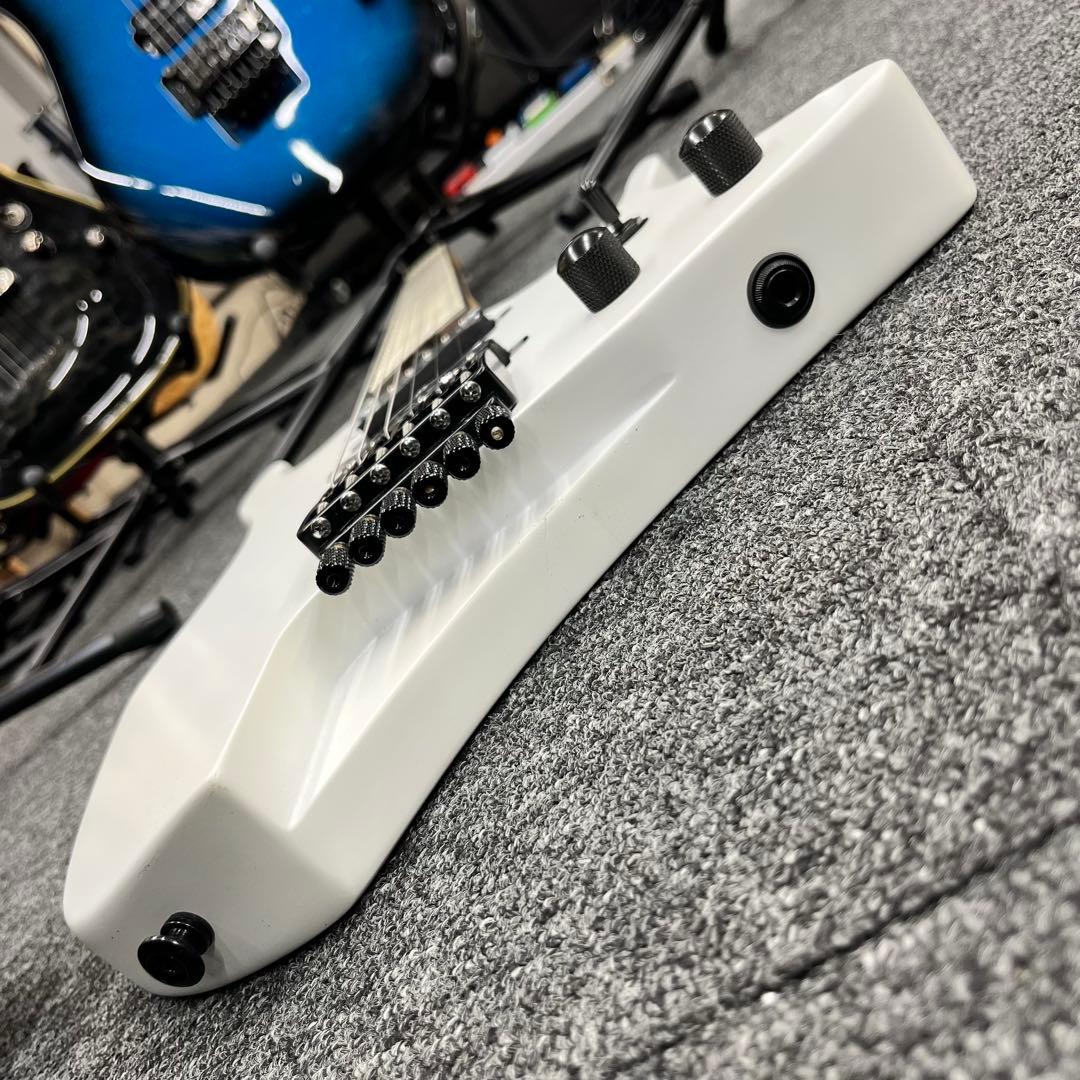 【11258】【新品】ヘッドレスギター 汎用ケース付き ホワイト