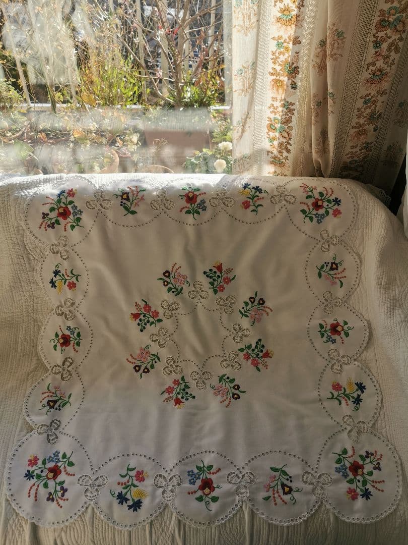 アンティーク ハンガリー カロチャ クローバー透かし刺繍スカラップ リネンクロス
