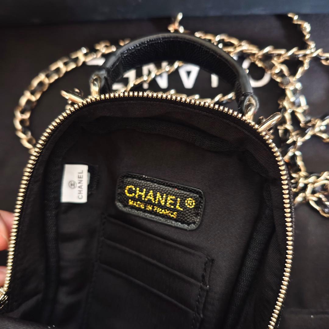 キルティングデザインのブラックバックパック、ダブルCロゴ付き。