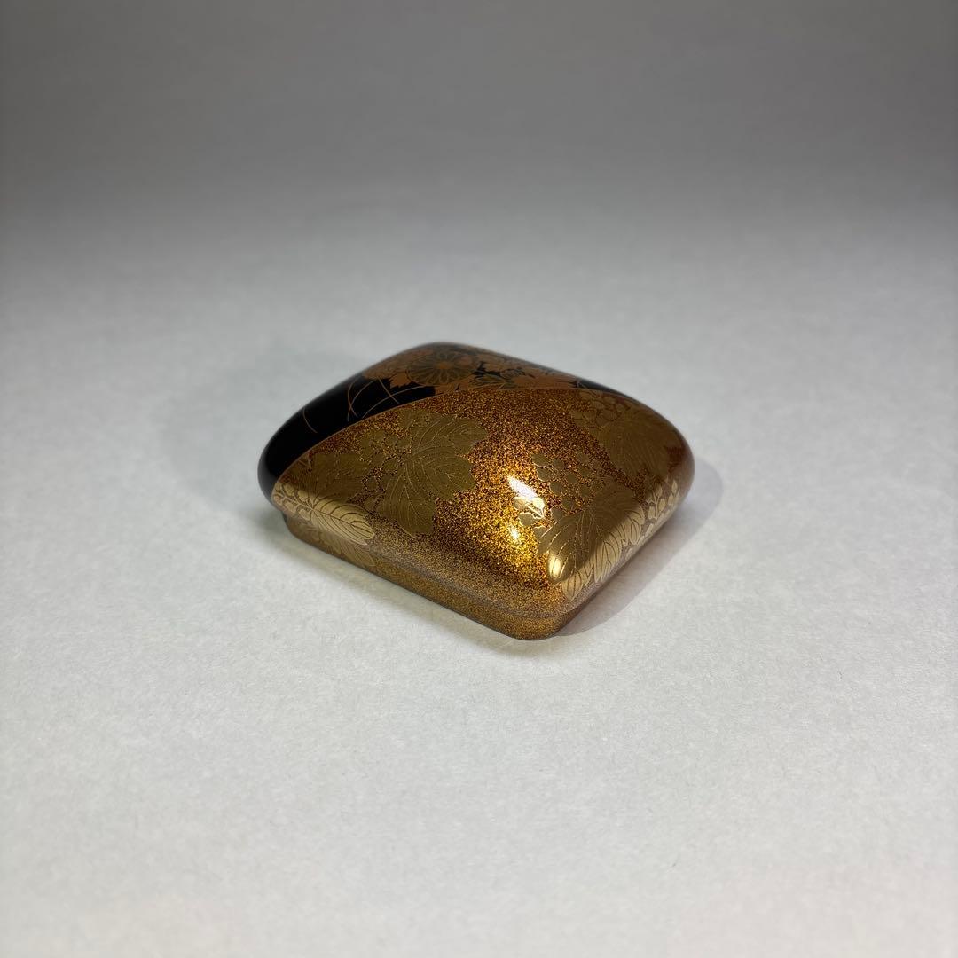 前端春斉　片身替菊桐蒔絵香合 内銀地(二重箱入)