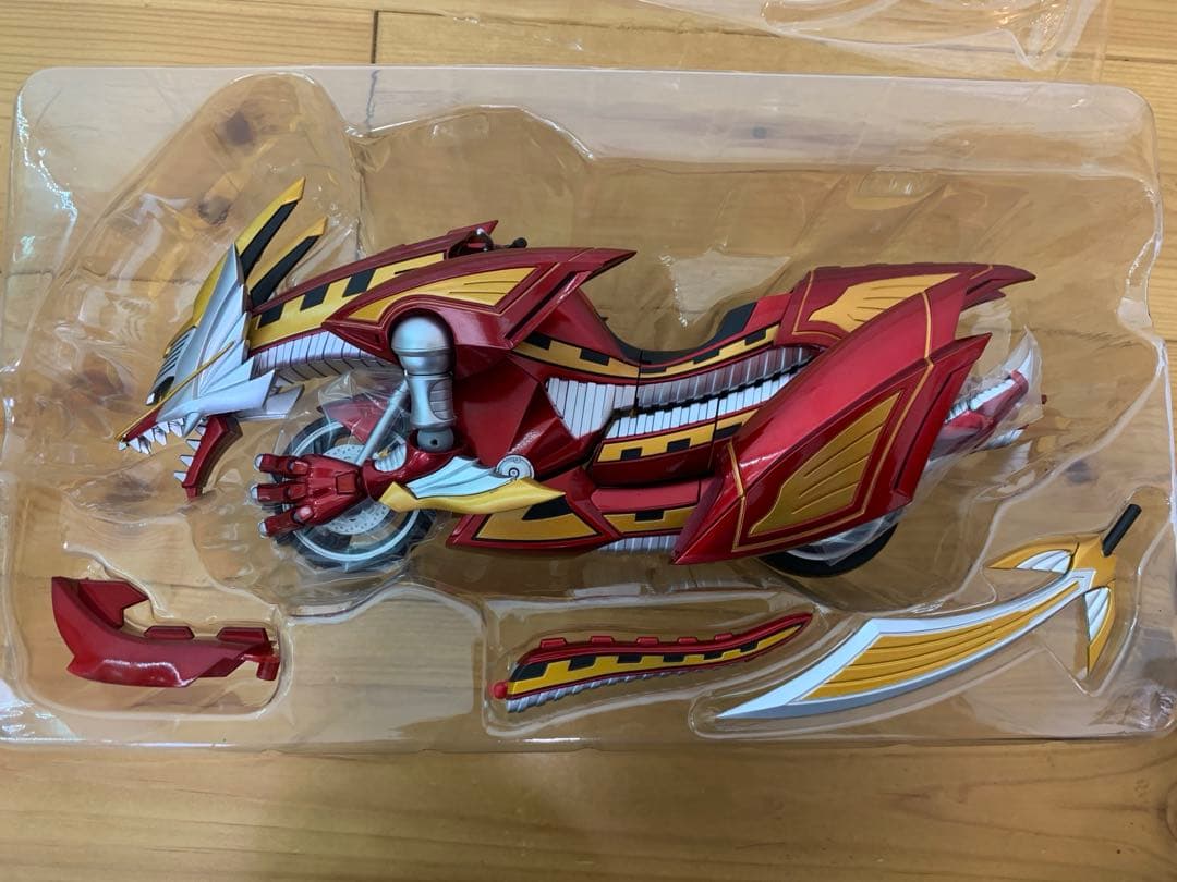 S.H.Figuarts 仮面ライダー　龍騎サバイブ　ナイトサバイブ