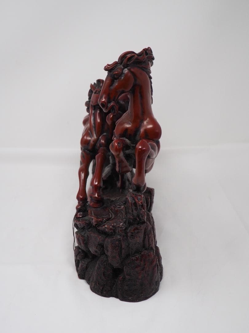 躍動感あふれる馬の置物　削り出し　木製　台湾製　重量感あり5.2ｋｇ　3頭　彫刻