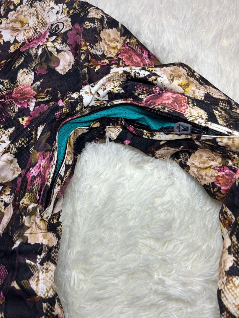 美品　VOLCOM　スノーボードウェア　ジャケット　花柄　M　レディース