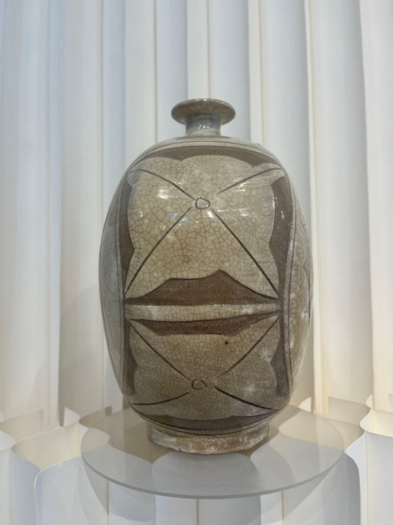 【外商購入】鶏龍山 鉄絵粉青 魚文 扁壺（図録付き）