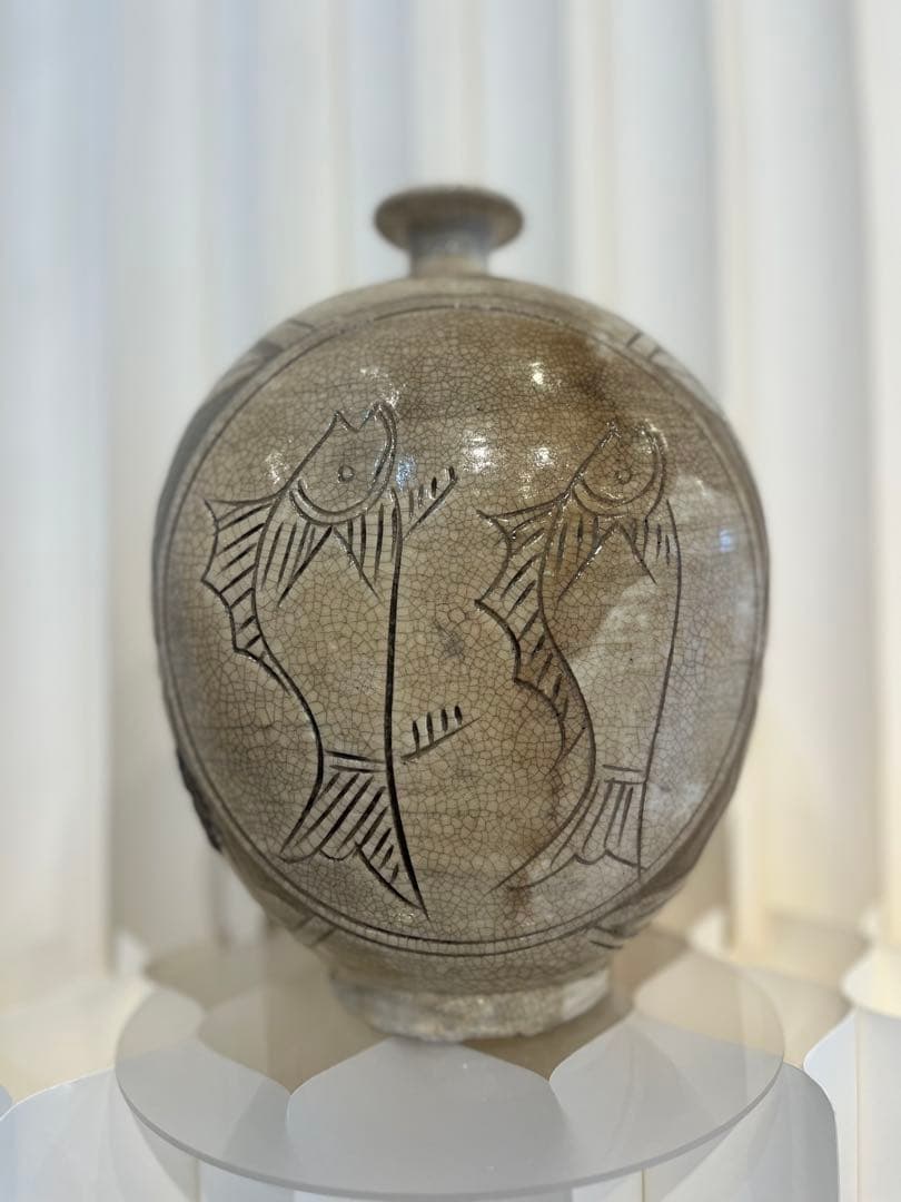 【外商購入】鶏龍山 鉄絵粉青 魚文 扁壺（図録付き）