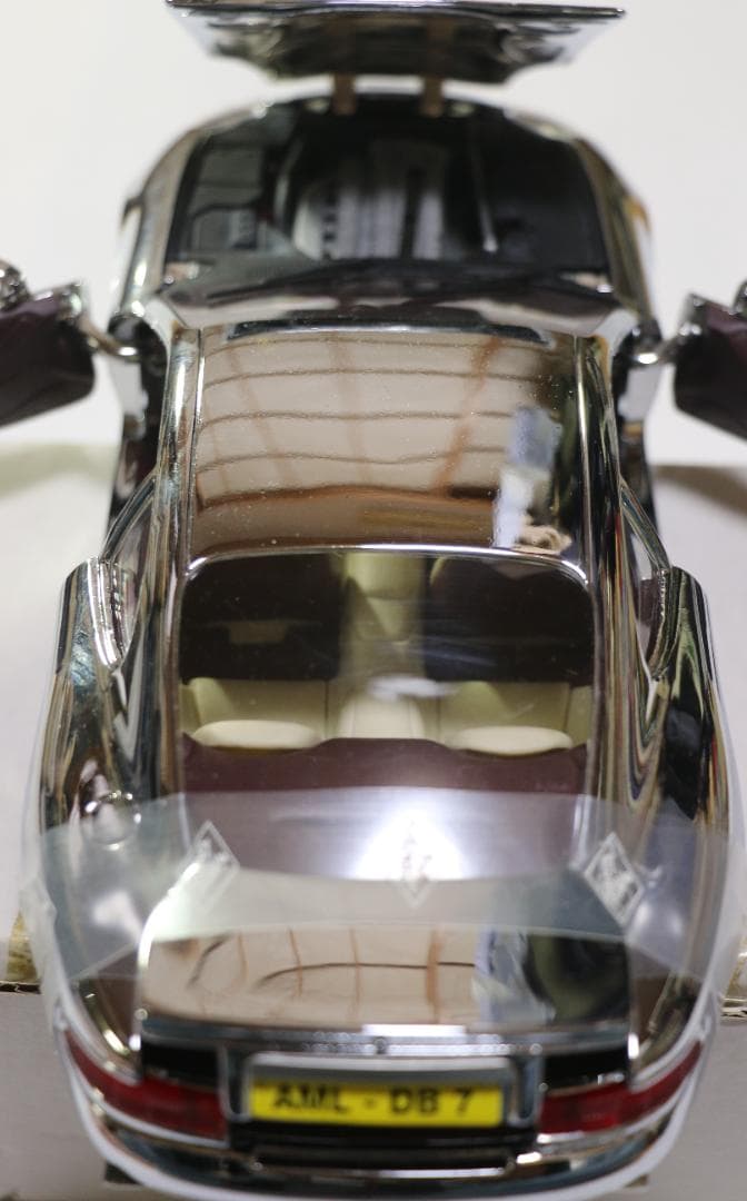 アストン・マーチンDB７ 1/18 　クロムメッキ仕様　スペイン製　中古品