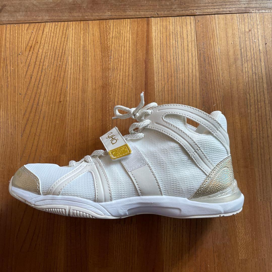 ライカ　　　　　　　　　　トレーニングシューズ ホワイト/ゴールド