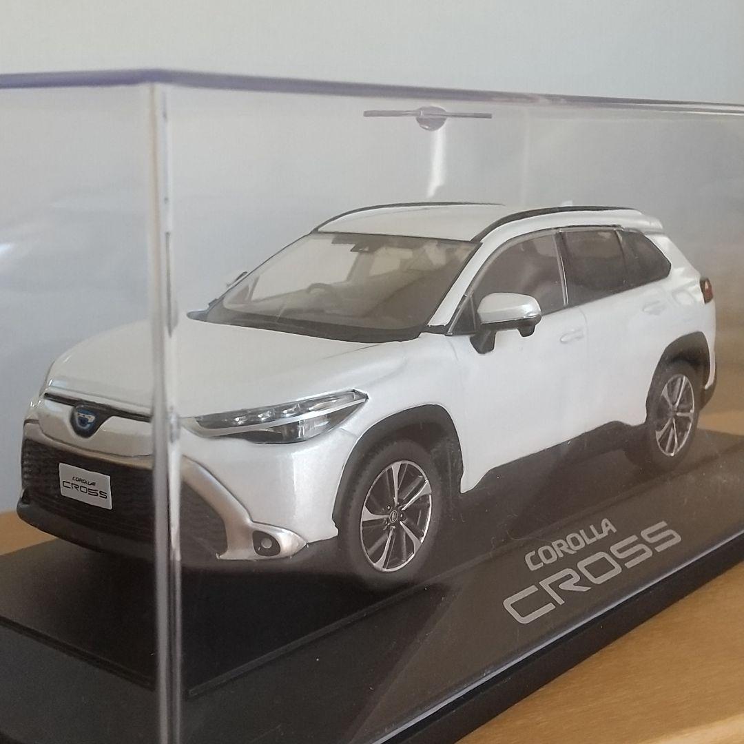 【ディーラー非売品】トヨタ カローラクロス ホワイト カラーサンプル