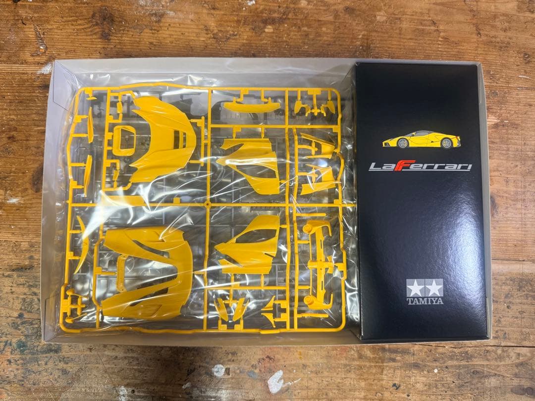 タミヤ会長直筆サイン入り　タミヤ 1／ 24 ラ フェラーリ イエローバージョン