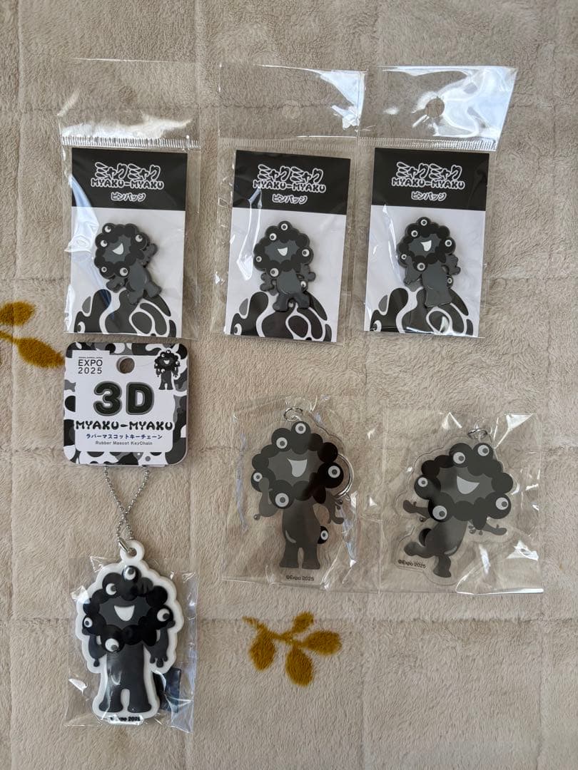 黒ミャクミャクピンバッジ➕ラバーマスコットチェーン➕アクリルキーホルダー