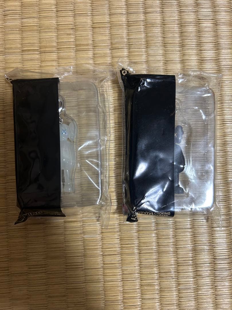 kawsカウズ　キーホルダー　オリジナルフェイク　2個セット