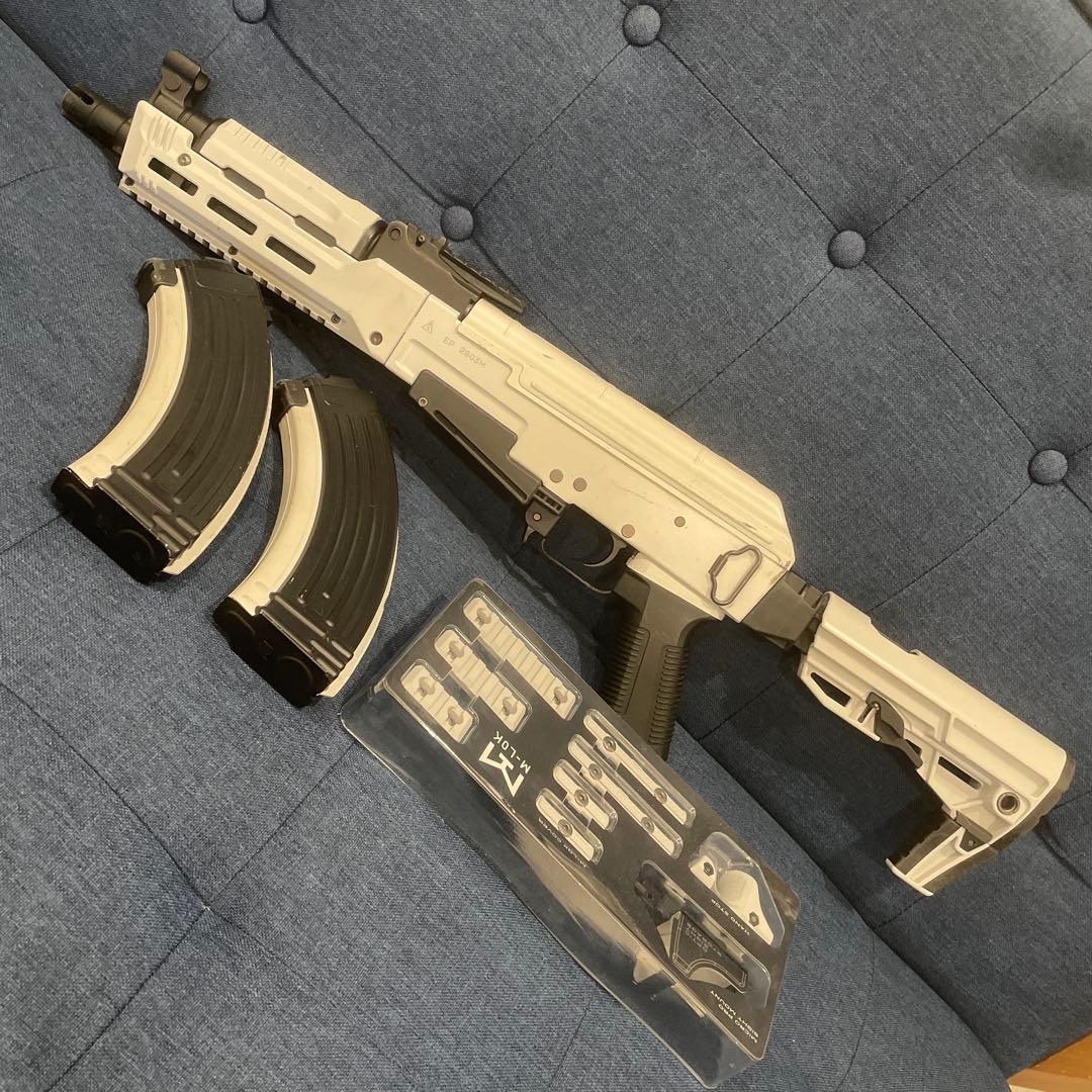 次世代電動ガン ホワイトストーム　 マガジン2本付き