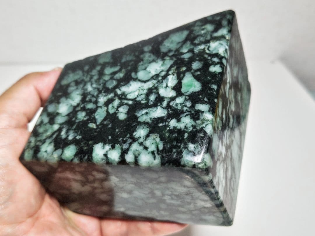 黒白緑 1.7kg 翡翠 ヒスイ 原石 鑑賞石 自然石 誕生石 鉱物 鉱石 水石