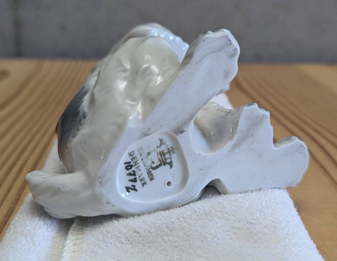 Dahl  犬の陶器フィギュア