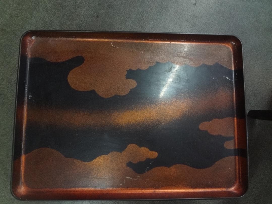 折り畳み式漆器膳 １０膳セット　　黒地に金色の雲模様