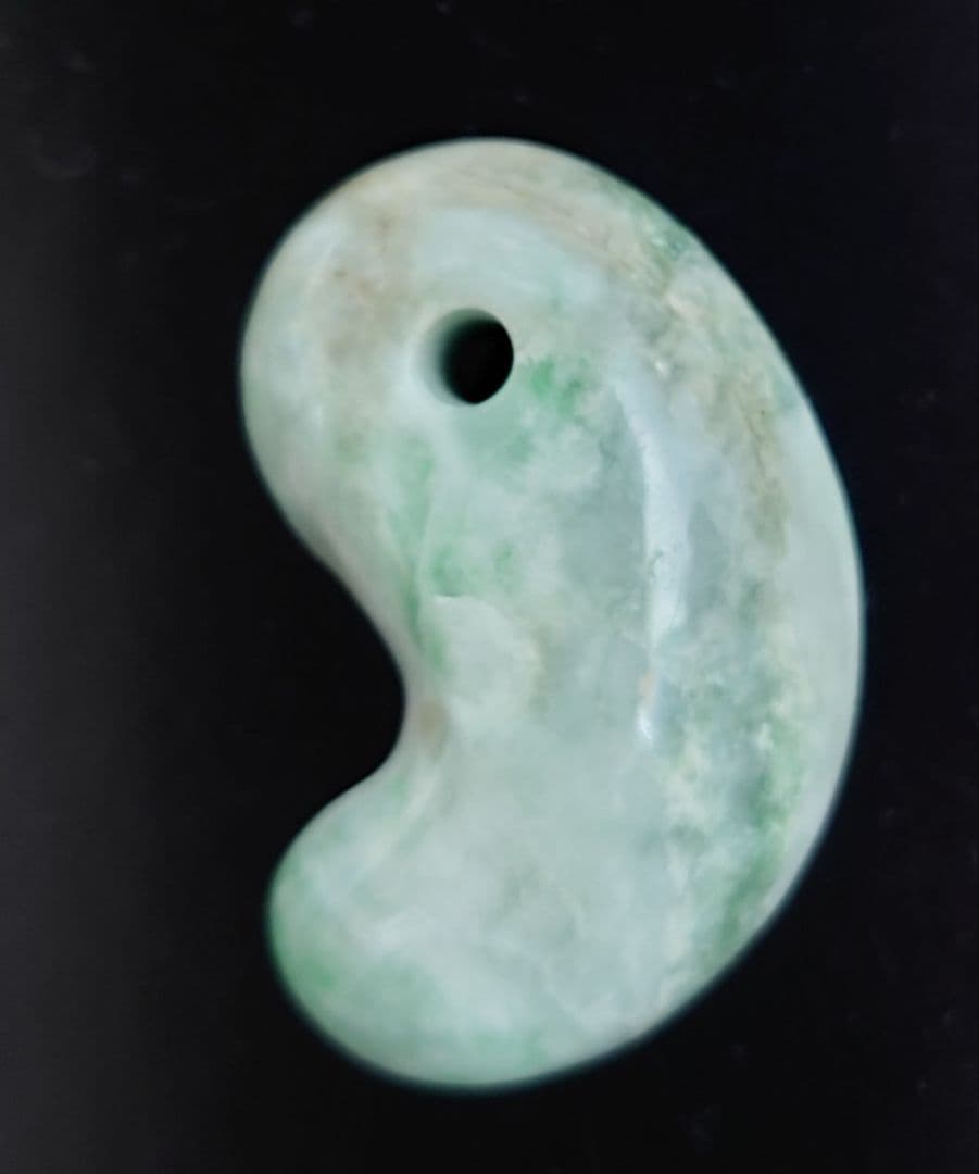 糸魚川翡翠　勾玉　複雑な紋様