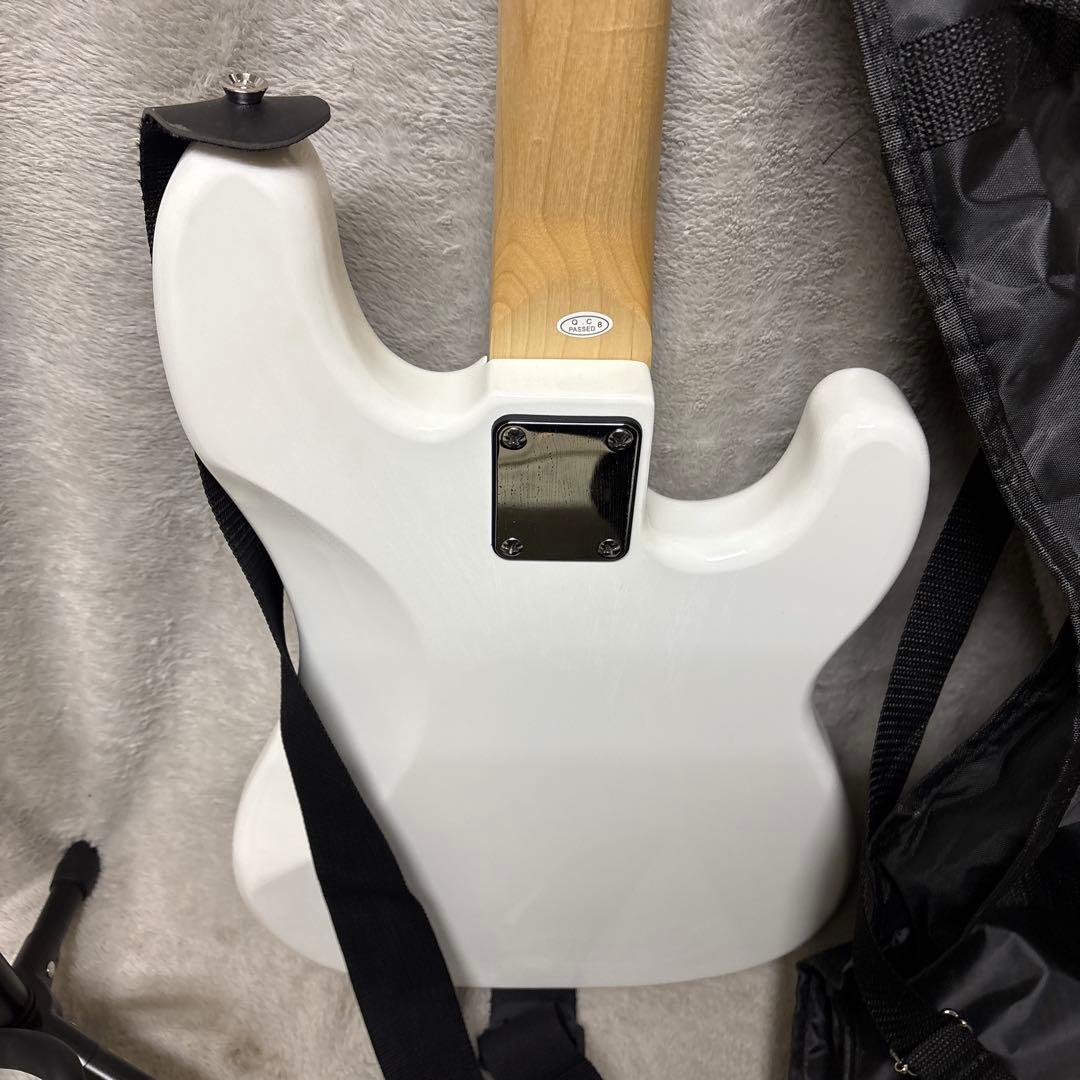 SELDER エレキベース ホワイト・ブラック