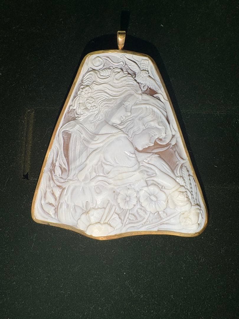 手彫りシェルカメオ 彫刻美術品 イタリア製 作家サイン入り K18枠 70mm