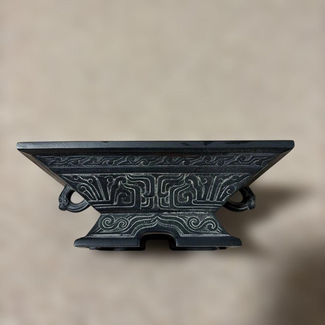 装飾的な金属製器