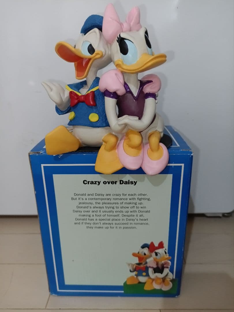 ディズニー　ドナルド　デイジー　ダック　置物　スタチュー　フィギュア