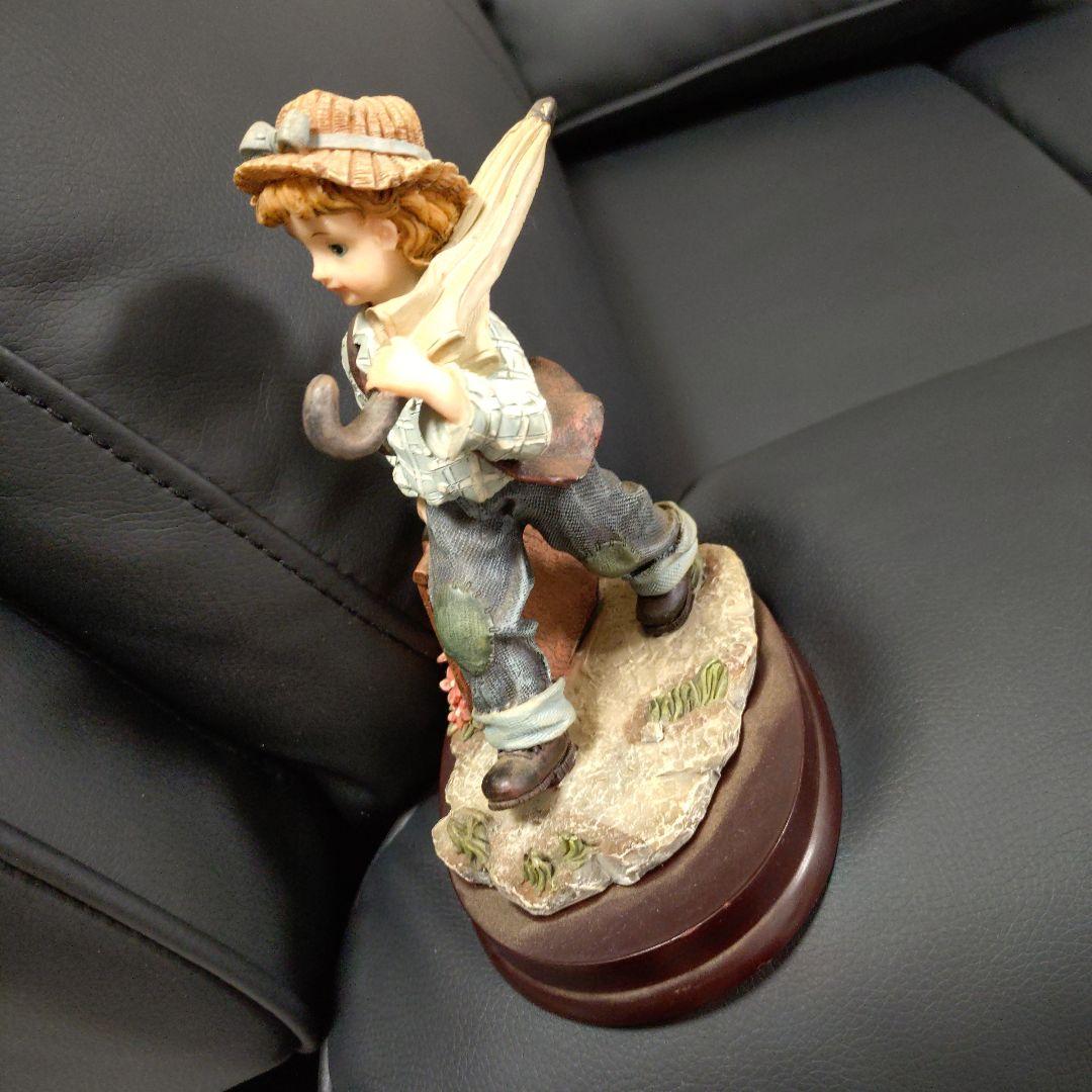 Ricardo Figurin 少年と傘の置物