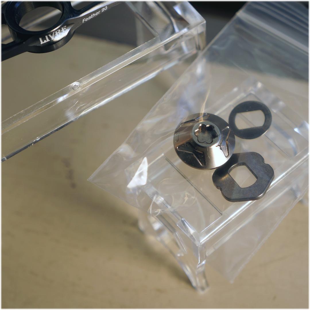 ＬＩＶＲＥ／リブレ　フェザークランク９０　ガンメタ／レッド