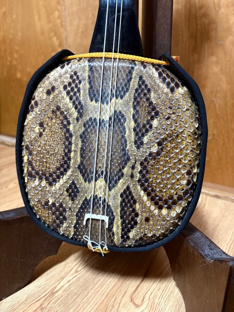 沖縄三線 本蛇皮｜約30年物｜木製スタンド付き｜現状品