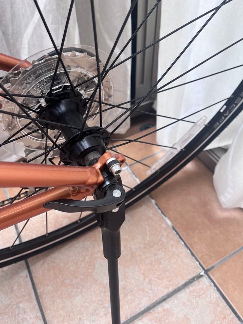 ジャイアントリブ　ESCAPE R3W LTD