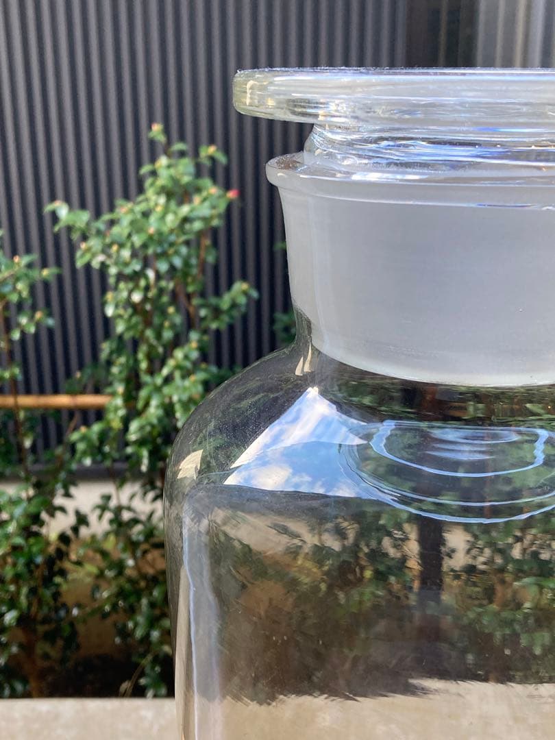 大きい試薬瓶　￼高さ約37センチ