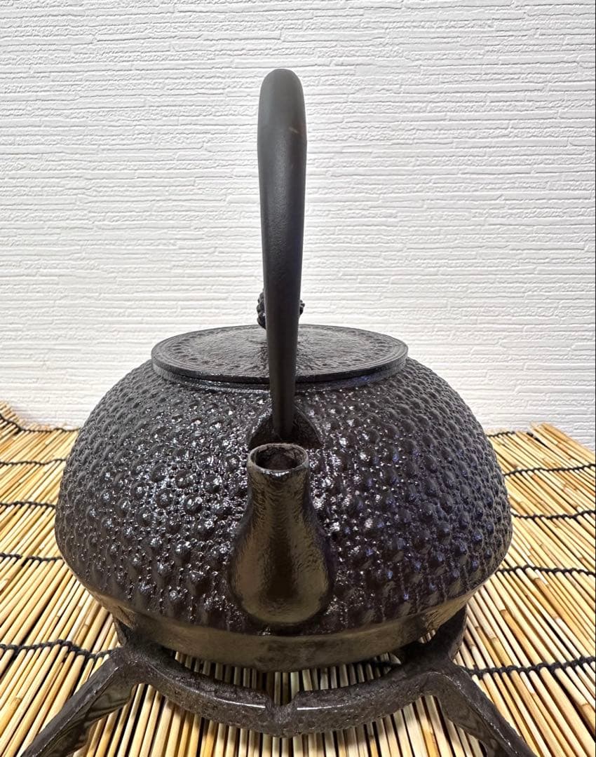 未使用品　岩手県奥州水沢幸工芸　現代の名工 佐藤勝久造　丸平型亀甲霰　南部鉄瓶