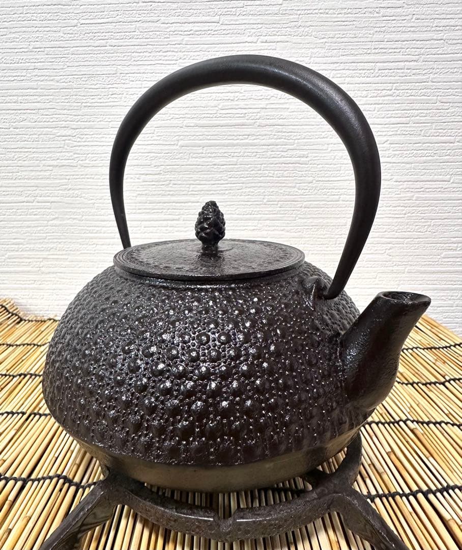 未使用品　岩手県奥州水沢幸工芸　現代の名工 佐藤勝久造　丸平型亀甲霰　南部鉄瓶