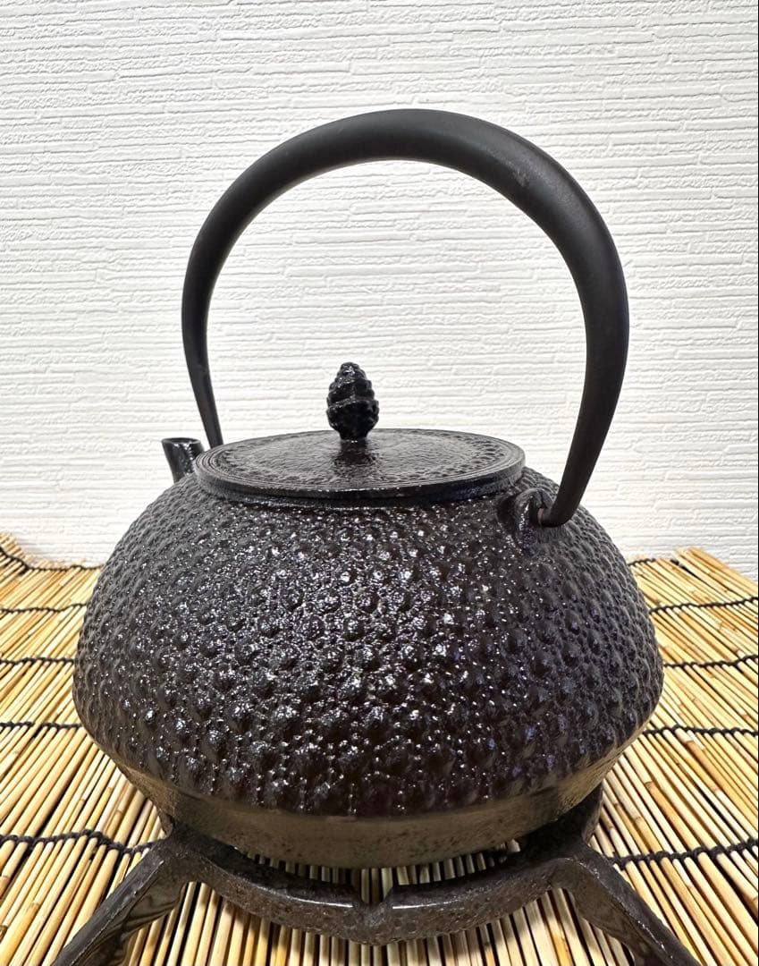 未使用品　岩手県奥州水沢幸工芸　現代の名工 佐藤勝久造　丸平型亀甲霰　南部鉄瓶