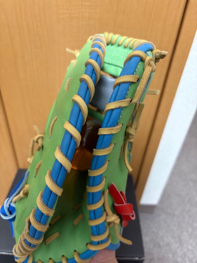 ベースマン端材軟式ファーストミット左投用