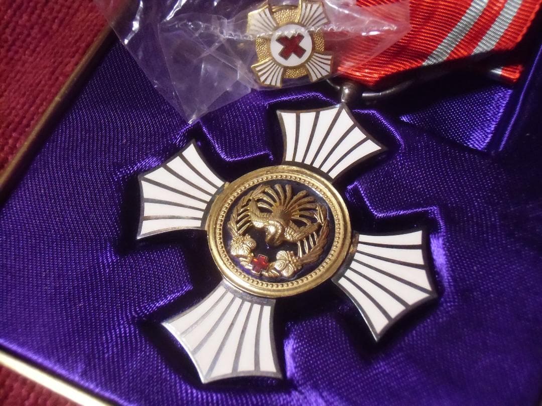 u*a様 ●日本の勲章/徽章＊ 日本赤十字社＊略綬付き金色＆銀色有功章＊男性用（