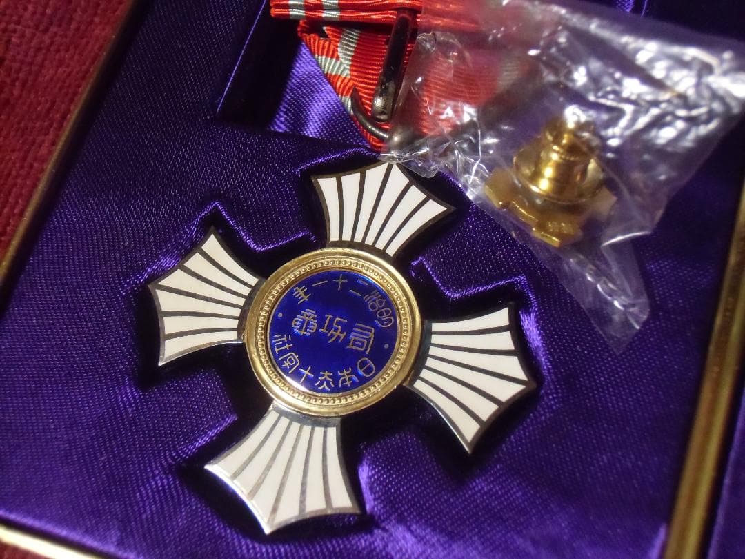 u*a様 ●日本の勲章/徽章＊ 日本赤十字社＊略綬付き金色＆銀色有功章＊男性用（