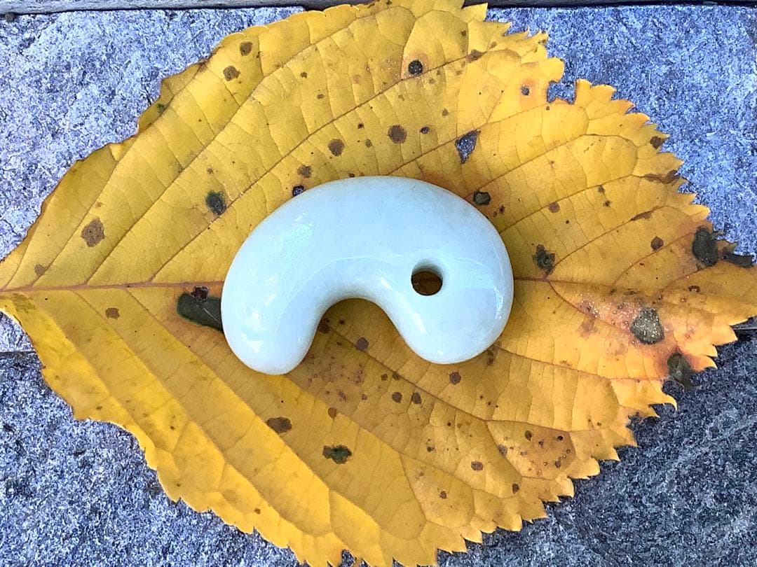 ✳神様からの授かり　糸魚川翡翠勾玉　１個お身近に　レア物アイスジェイド　鑑別書付