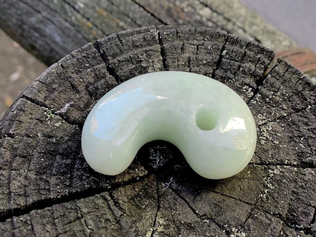 ✳神様からの授かり　糸魚川翡翠勾玉　１個お身近に　レア物アイスジェイド　鑑別書付