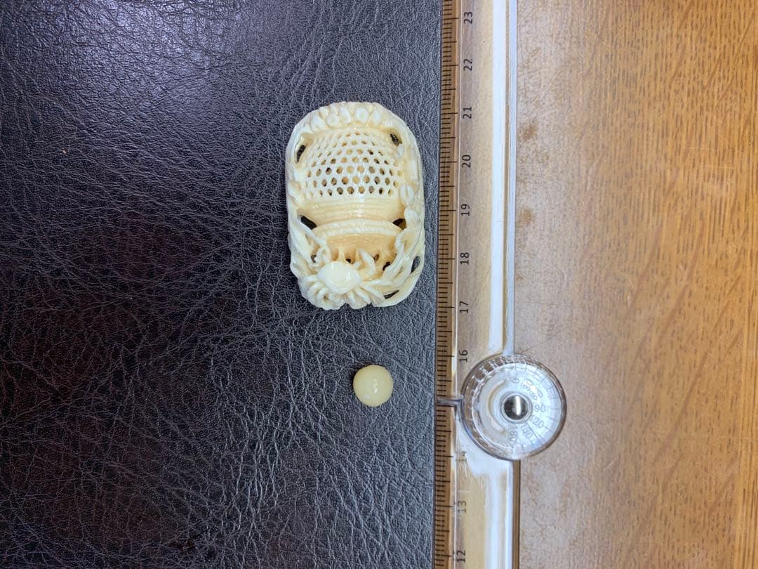 ぞうげ風 蟹と花の彫刻　極上　根付　提げ物　天然素材　アンティーク　置物　鯨歯