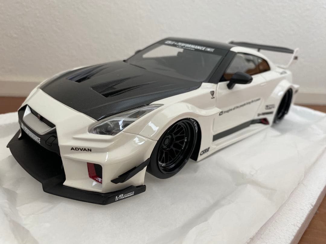ミニカー LBsilhouette WORKS GTNissan 35GTR 1/18