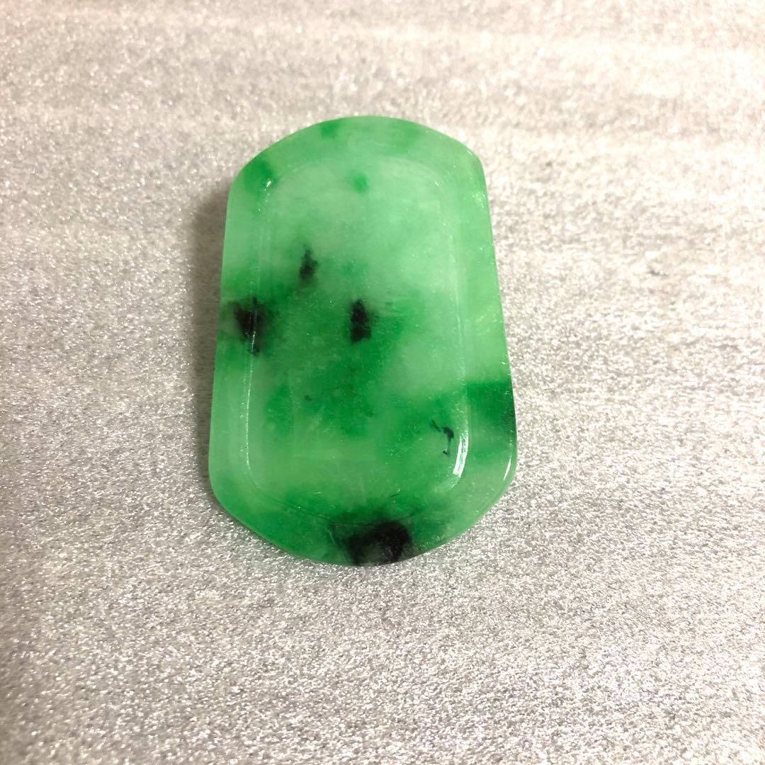 翡翠　鯉・蓮縁起彫刻　根付　置物